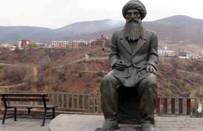 Sizce de bu işte bir gariplik yok mu? Seyit Rıza’nın heykeli orada dururken… - Resim : 2