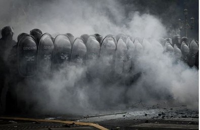 Arjantin halkı, sokaklara döküldü: 40 yaralı var! - Resim : 1
