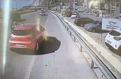 Otobüs şoförünün zor anları! Hem yumrukladı hem kontağı çaldı! - Resim : 1