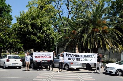 İmamoğlu'na Saraçhane'de pankartlı tatil protestosu: İstanbul'a hoş geldin - Resim : 2