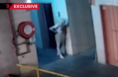 Otoparkta ilginç anlar! Saatlerce çırılçıplak dolaştı, tuvaletini yaptı - Resim : 2