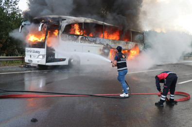 TEM’de yolcu otobüsü alev alev yandı! - Resim : 1