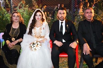 Aşiret düğününde takılan takı milyonu aştı! 9 kişilik bir ekip nakit parayı sayabildi! - Resim : 1