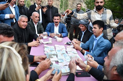 Aşiret düğününde takılan takı milyonu aştı! 9 kişilik bir ekip nakit parayı sayabildi! - Resim : 2