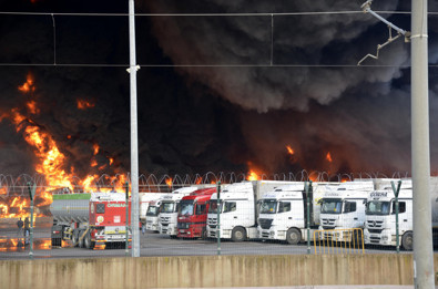 İskenderun Limanı'ndaki yangın saatlerdir devam ediyor! “Patlama seslerine şahitlik ediyoruz” - Resim : 2