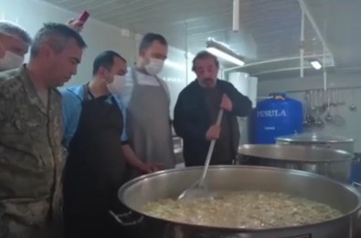 MSB paylaştı! Mehmet Şef, askerlerle yemek yaptı! Gönülleri bir kez daha fethetti - Resim : 2
