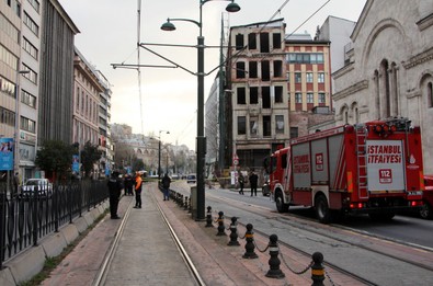 Son dakika haberi: Karaköy'de 5 katlı metruk binada çökme! Beşiktaş yönü araç trafiğine kapatıldı - Resim : 2