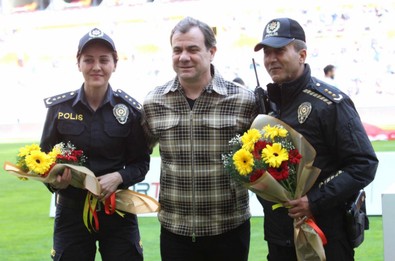 Kayserispor'dan polislere anlamlı jest! Maça polis üniformasıyla çıktı - Resim : 2