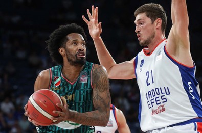 Play-off final serisinde kıran kırana maç! Anadolu Efes, Pınar Karşıyaka’yı mağlup etti - Resim : 1