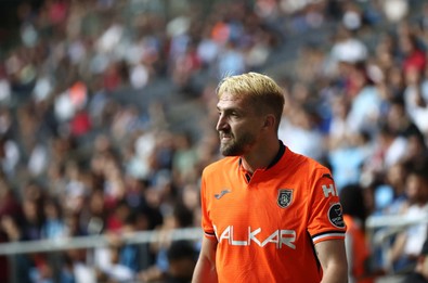 Fenerbahçe maçında formasını yere atmıştı! Başakşehir’den ayrılan Caner Erkin’in yeni takımı belli oldu! - Resim : 1