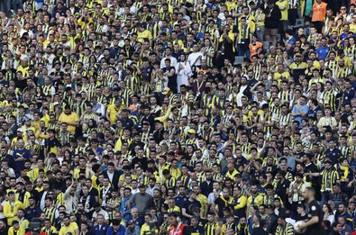 Fenerbahçe'nin kasasından yeni transfer için 4.6 milyon euro çıkacak. Maçta yaptığı hareket taraftarı çıldırttı. Tribünü Dzeko sakinleştirdi - Resim : 1