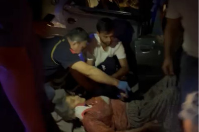 Otomobil tıra çarptı: 2 ölü, 1 yaralı - Resim : 1