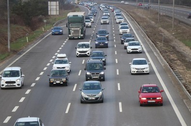 Sürücüler dikkat! TEM Otoyolu'nun Bolu dağı geçişinde bayram trafiği sürüyor - Resim : 2