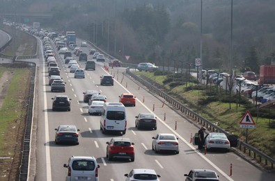 Sürücüler dikkat! TEM Otoyolu'nun Bolu dağı geçişinde bayram trafiği sürüyor - Resim : 1