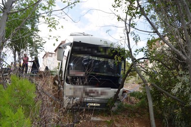 Şoför kalp krizi geçirdi, öğrenci servisi bahçeye girdi - Resim : 1