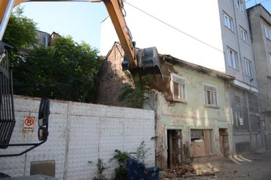 Osmangazi'de tehlike saçan metruk binalar yıkılıyor - Resim : 1