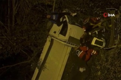 Bartın'da seyir halindeki kamyonet 7 metre yüksekten uçtu - Resim : 2