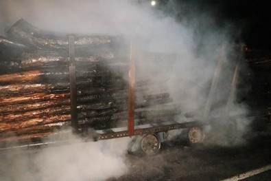 Erzincan’da seyir halindeki tomruk yüklü tır alev alev yandı - Resim : 1
