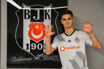 Beşiktaş’ta bir ayrılık daha! Resmi açıklama geldi! Genç futbolcu ülkesine döndü! - Resim : 1
