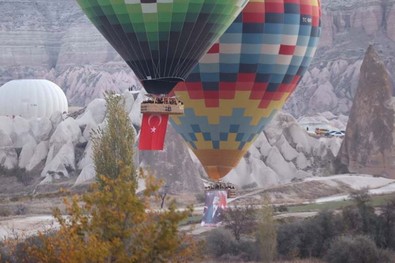 Kapadokya'da balonlar Ata'ya saygı için havalandı - Resim : 1