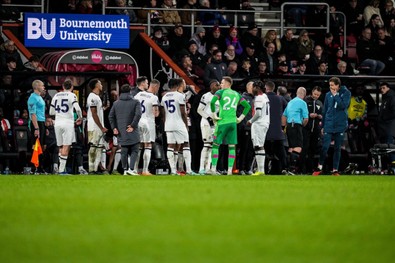 Bournemouth-Luton Town maçında korkutan an! Tom Locker, topsuz alanda bir anda yere yığıldı - Resim : 1