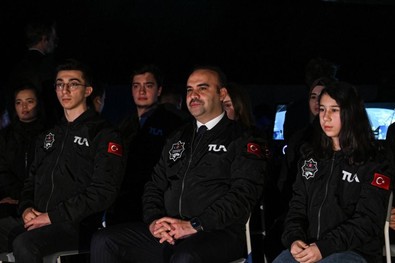 Bakan Kacır, ilk Türk astronot Alper Gezeravcı ile bağlantı kurdu - Resim : 1