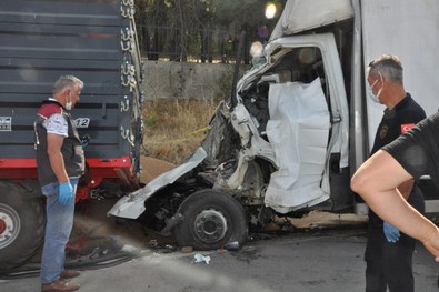 Edirne'de korkunç kaza! Kamyonet buğday yüklü traktör römorkuna çarptı! Çok sayıda ölü ve yaralı var! - Resim : 2