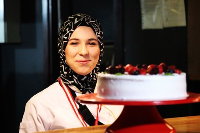 Kolunu kıyma makinesine kaptırdı, tek koluyla pasta yapıyor - Resim : 2
