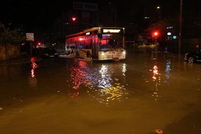 İzmir'i sağanak ve fırtına vurdu! - Resim : 2