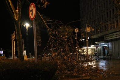 İzmir'i sağanak ve fırtına vurdu! - Resim : 3