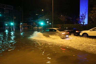 İzmir'i sağanak ve fırtına vurdu! - Resim : 1