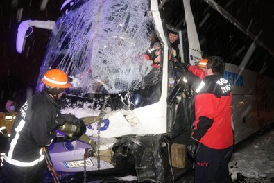 Bolu'da feci kaza!.. 2 yolcu otobüsü, 2 tır..! Ölen ve yaralananlar var! - Resim : 1