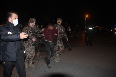 Kayseri'de polise silahlı saldırı!.. Kıskıvrak yakalandı! - Resim : 1