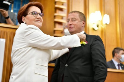 Hakan Şeref Olgun İYİ Parti'de! Rozetini Meral Akşener taktı - Resim : 1
