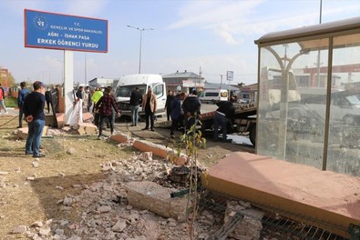Servis midibüsü duraktaki öğrenciye ve duvara çarptı - Resim : 2