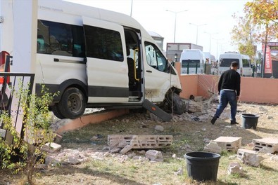 Servis midibüsü duraktaki öğrenciye ve duvara çarptı - Resim : 1