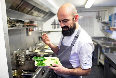 Masterchef'in konuğu şef Ahmet Dede kimdir? Masterchef 149. bölüm konuğu Ahmet Dede kaç yaşında, nereli? - Resim : 1