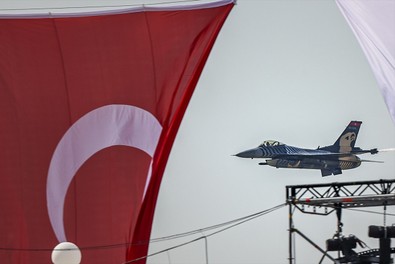Cumhurbaşkanı Erdoğan Atatürk Havalimanı Millet Bahçesi’nde ilk fidanları gençlerle dikti - Resim : 3
