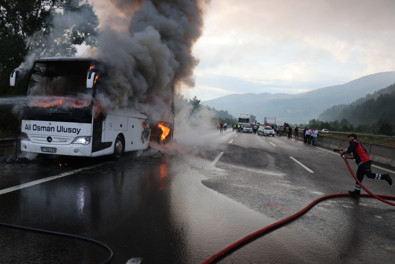 TEM’de yolcu otobüsü alev alev yandı! - Resim : 2