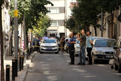 Böyle evlat düşman başına! Annesini rehin aldı, komşular film izler gibi izledi - Resim : 1