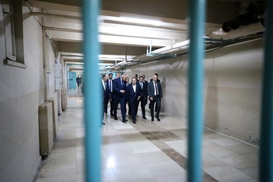Bakan Bozdağ, Diyarbakır cezaevinin kapısına kilit vurup anahtarı Bakan Ersoy'a teslim etti - Resim : 1
