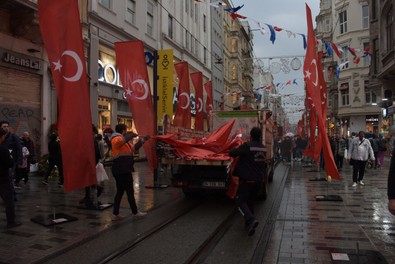İstiklal Caddesi'ndeki platform ve bayraklar kaldırıldı - Resim : 1