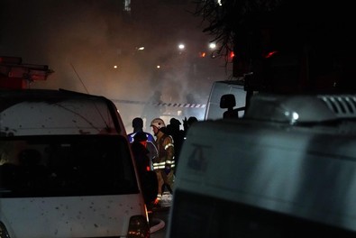 İstanbul'da doğalgaz borusu patladı! Araçlar alev alev yandı, yol çöktü! Çok sayıda ekip sevk edildi - Resim : 1