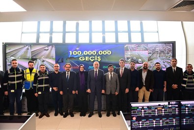 Bunu hiç beklemiyordu! Tünelden geçen 100 milyonuncu araca Bakan Karaismailoğlu bakın ne hediye etti! “Şu anda çok şaşırdık” - Resim : 1