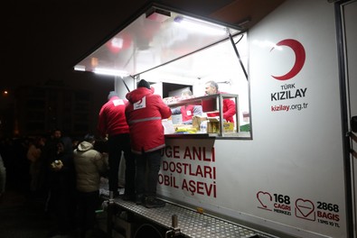 Kızılay, deprem bölgesinde çadır kurmaya başladı - Resim : 1