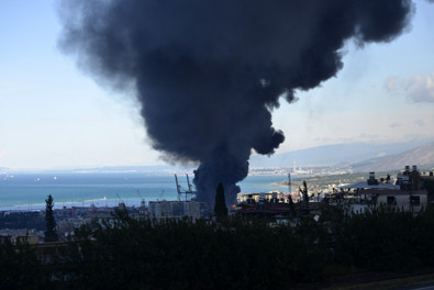İskenderun Limanı'ndaki yangın saatlerdir devam ediyor! “Patlama seslerine şahitlik ediyoruz” - Resim : 1