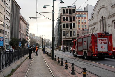 Son dakika haberi: Karaköy'de 5 katlı metruk binada çökme! Beşiktaş yönü araç trafiğine kapatıldı - Resim : 1
