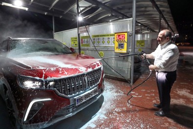 'Bayram temizliği' notuyla paylaştı! Bakan Varank TOGG'u yıkadı - Resim : 1