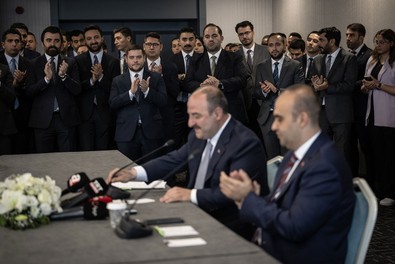 Bakan Kacır görevi Mustafa Varank'tan devraldı - Resim : 1