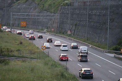 Bayram tatili sonrası dönüş trafiği başladı! Uzun araç kuyrukları oluştu - Resim : 2